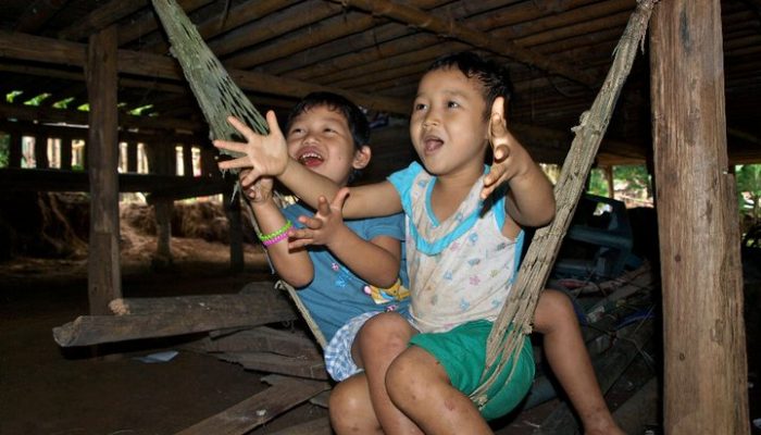 ninos jugando en el campo de refugiados