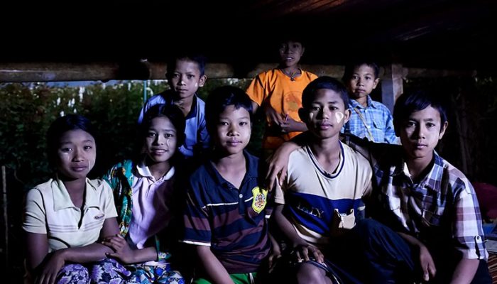 Alumnos birmanos escuelas nocturnas