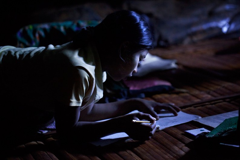 nina birmana en escuela nocturna